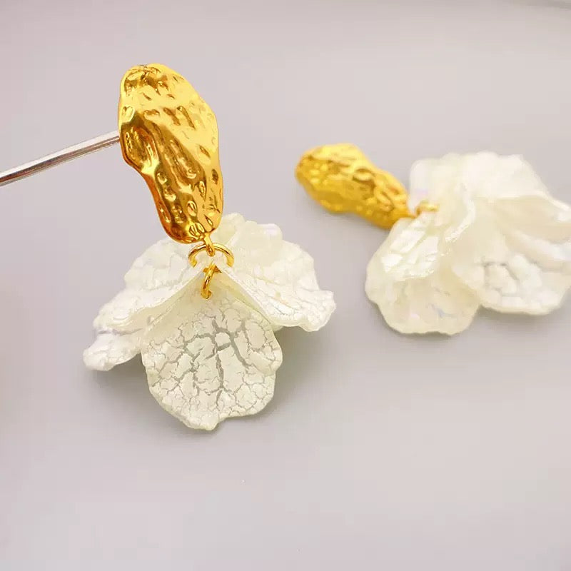 White Petal Floral Clip-On Earrings – Gold Non-Pierced Ear Clips