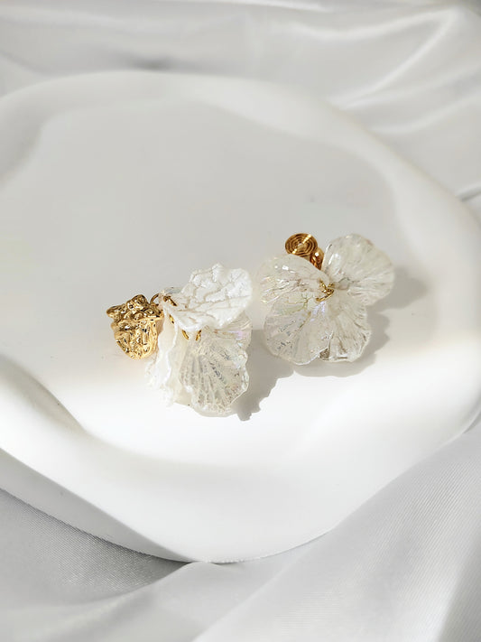 White Floral Clip-On Earrings – Elegant Translucent Non-Pierced Ear Clips